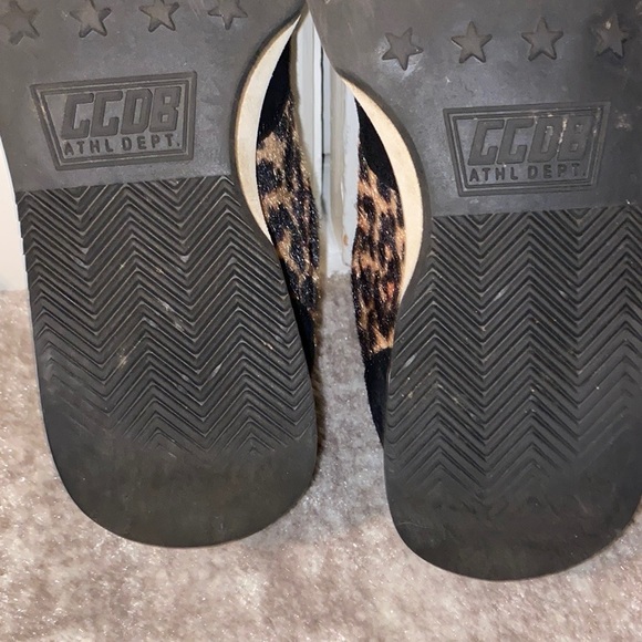 Bottoms to these Golden Goose Cheetah Print with Red Star Running Sneakers - Picture 2 of 3